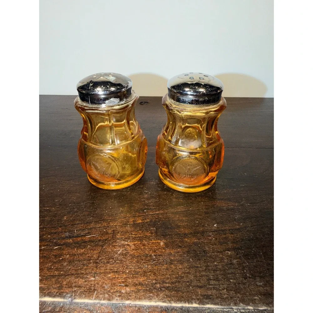 Fastoria Amber Glass Salt Pepper Shakers Set Vintage Embossed Sunburst‎